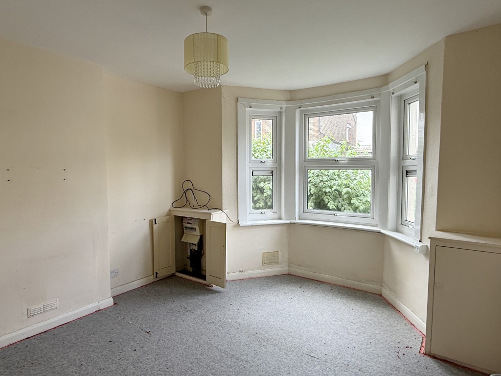 Lot: 115 - FLAT IN NEED OF IMPROVEMENT - Living Room in Ground Floor Flat in Need of Improvement